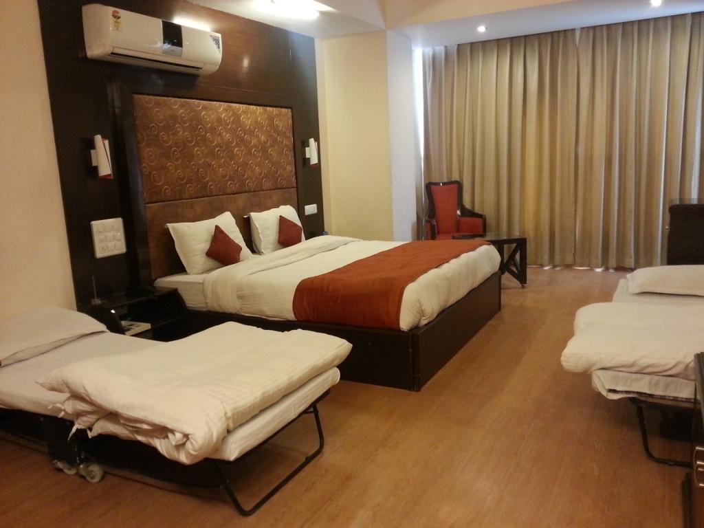 Milestone 251 Hotel Jaipur Room photo